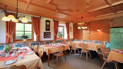 https://images.seekda.net/AT_UAB7-05-24-03/Ferienwohnung-Bauernhof-Obholzhof-Scheffau-Seebach-50-Maria-Feger-Fruehstuecksraum.jpg