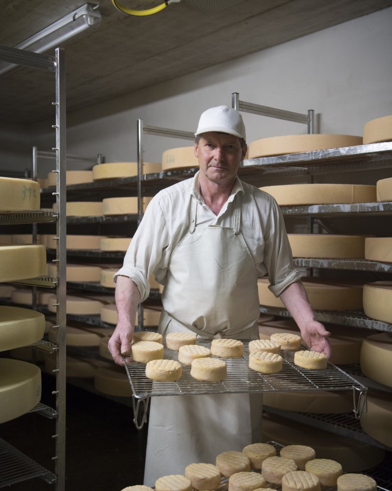 Toni Fahringer mit seinem preisgekrönten Almkäse.