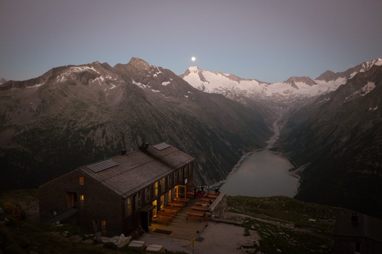 Auch nach einem knappen Vierteljahrhundert als Hüttenwirtin kann sich Katharina Daum kein anderes Leben vorstellen – bei dem Ausblick verständlich. Alle Fotos: Tirol Werbung/Jens Schwarz