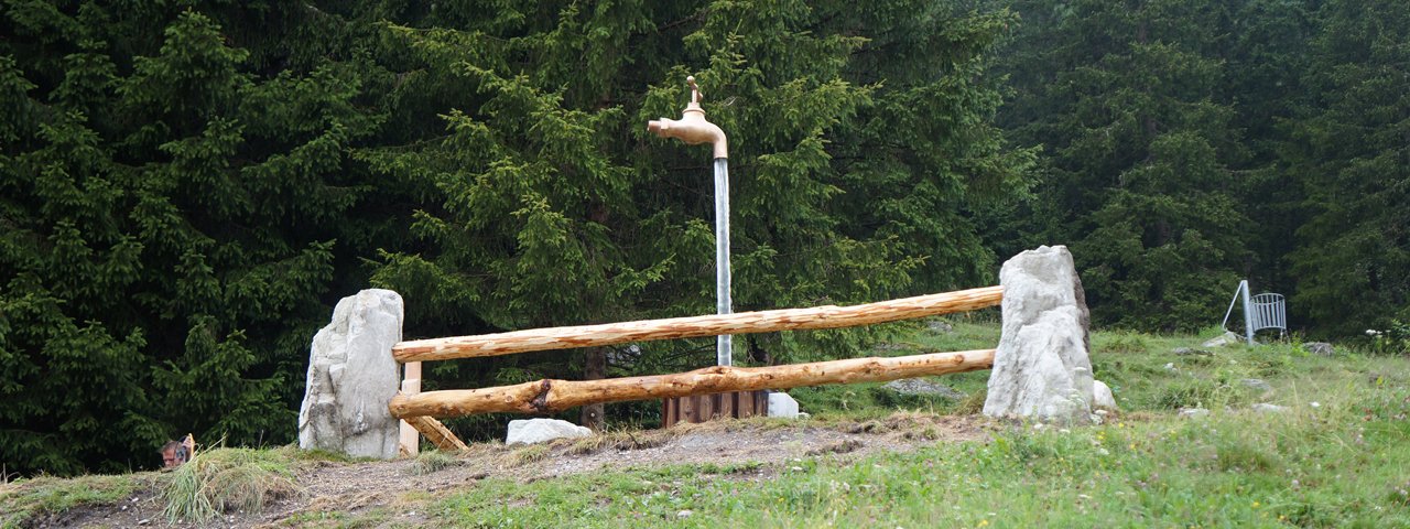 „Schwebender Wasserhahn“ entlang der Tuxer Wasserwelten, © TVB Tux-Finkenberg