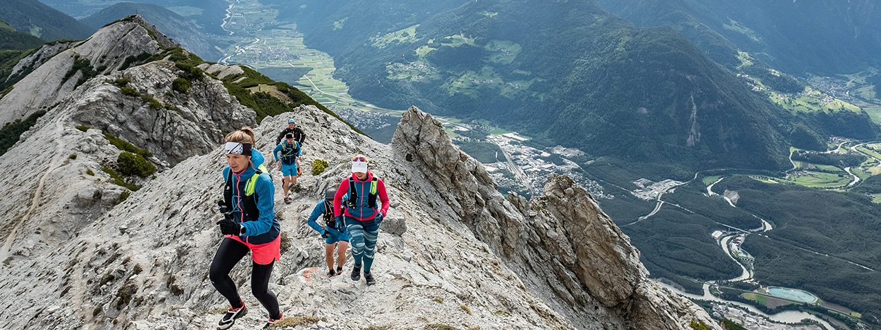 Das Inntal zu Füßen, alpines Gelände unter den Sohlen: Der Tschirgant Sky Run ist ein unvergessliches Erlebnis, © Imst Tourismus_daniko.at