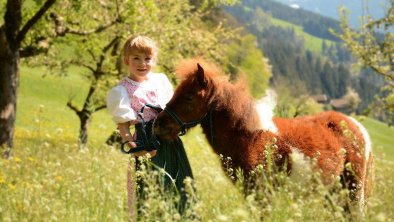 Kind und Pferd, © Binsalm