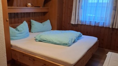 Doppelzimmer mit Zirmbett mit Sitzgelegenheit Leis