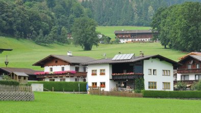 Blick von Wiese zum Haus