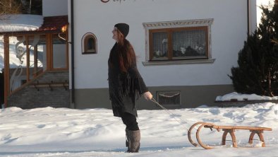 Gästehaus Renate Frau mit Rodel