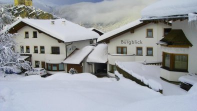 Das Apart Burgblick versinkt im Schnee