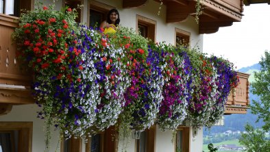 Angela und ihr Blumenschmuck