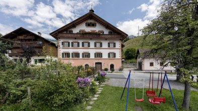 Sommer Hausansicht Spielplatz