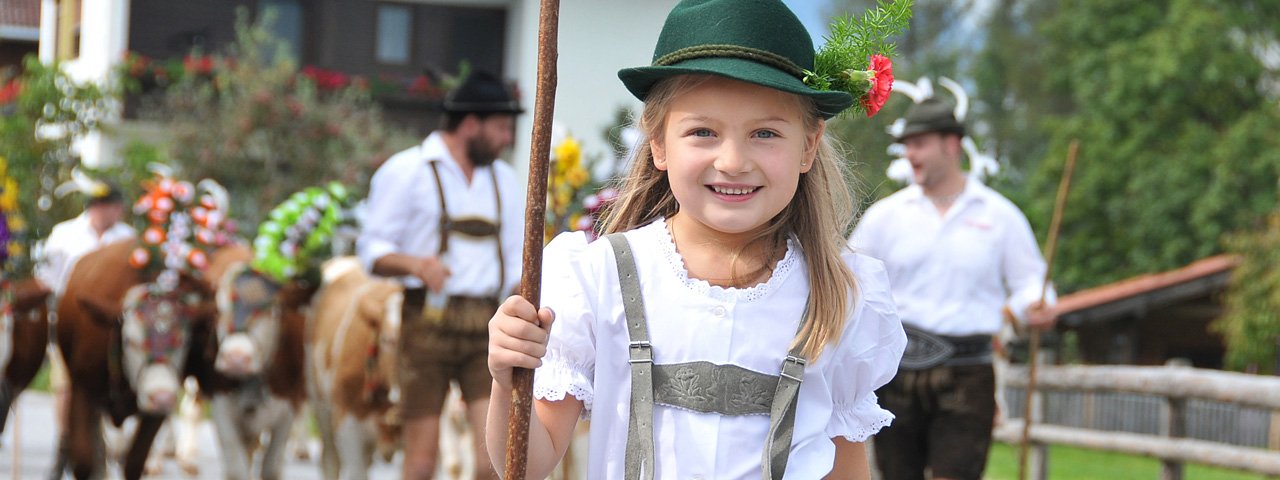 Früh übt sich, wer einmal Senner werden will: Beim Almabtrieb in Reith im Alpbachtal marschieren die Kinder mit, © Grießenböck