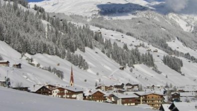 Aussicht auf Dorf und Berge