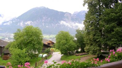 Blick  vom Balkon zu den Dolomiten