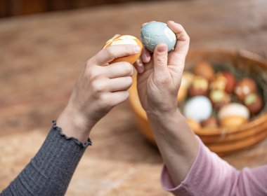 Lustiger Brauch, bei dem es nicht um die Wurst, aber ums Ei geht. Wer die bessere Technik und die robustere Schale hat, gewinnt das Eierduell., © Johannes Sautner