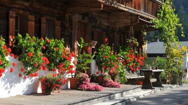 Kelchsau- Bauernhof mit Blumen am Weg, © Kitzbüheler Alpen