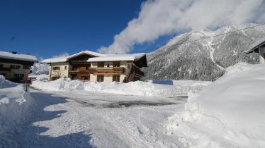 Tiefverschneit mit der Steinplatte im Hintergrund