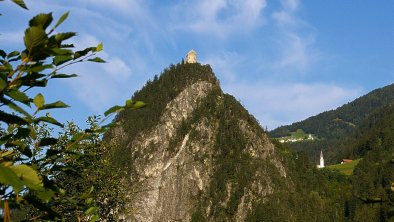 Kronburg auf steilem Fels