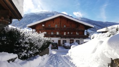 Moaeben Alpbach. Hausansicht mit Schigebiet, © Margit Klingler