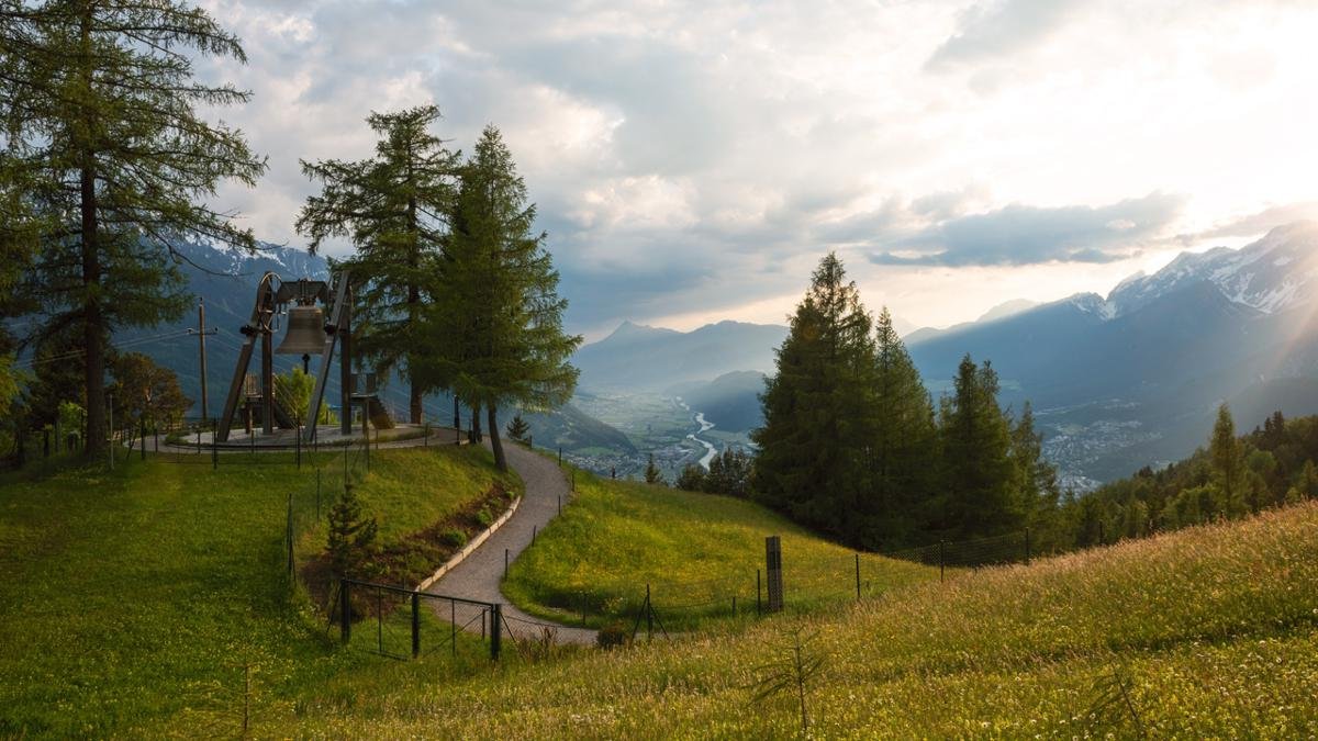 Ein Symbol der guten Nachbarschaft im Alpenraum, in 10 Tonnen Bronze gegossen: Die Friedensglocke in Mösern, erreichbar über den Friedenswanderweg, ist mit 2,51 Metern Höhe die größte Glocke Tirols. Ihr tägliches Läuten ist weit ins Inntal zu hören., © Tirol Werbung/Frank Bauer