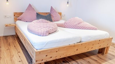 Schlafzimmer mit Zirbenbett