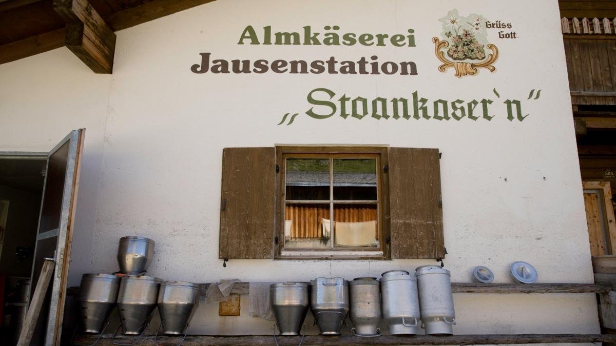 In einem kleinen romantischen Seitental stoßen Wanderer auf 1.984 Metern Höhe auf die Jausenstation Stoankasern. Sie liegt zwischen saftigen Weiden und Alpenrosenhängen. Im Sommer kann man in der Käserei zusehen, wie aus Milch Butter und Käse entstehen., © Tirol Werbung/Krings Maren