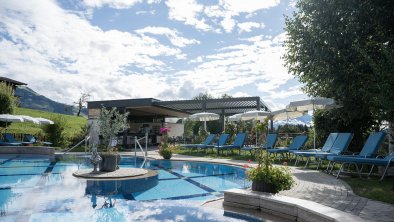 Außenpool mit Poolbar