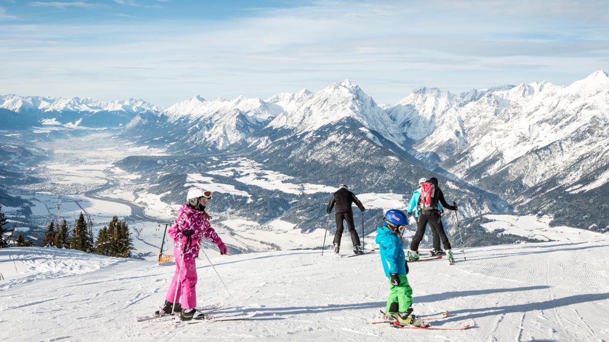 Abseits des großen Rummels bieten die kleinen Skigebiete Kellerjoch, Kolsassberg und Stans das perfekte Ambiente für Anfänger, Familien und Genussfahrer. Am Kellerjoch geht es auf schneesichere 1.900 Meter Seehöhe – bei schönstem Panoramablick., © Silberregion Karwendel