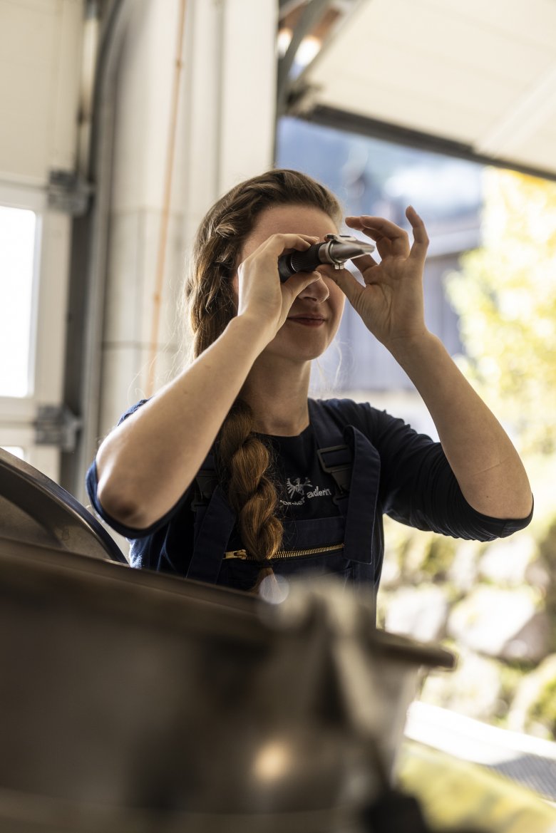 Alter Schnaps, neue Methoden. Hier kontrollier Maritta Thaler, 26, mit einem Rekfratometer den Zuckergehalt des R&uuml;bensafts.