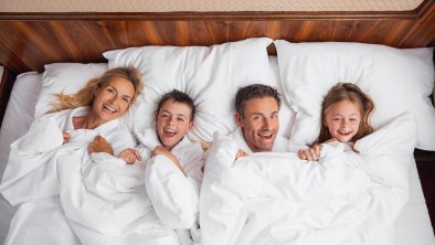 Familie im Bett