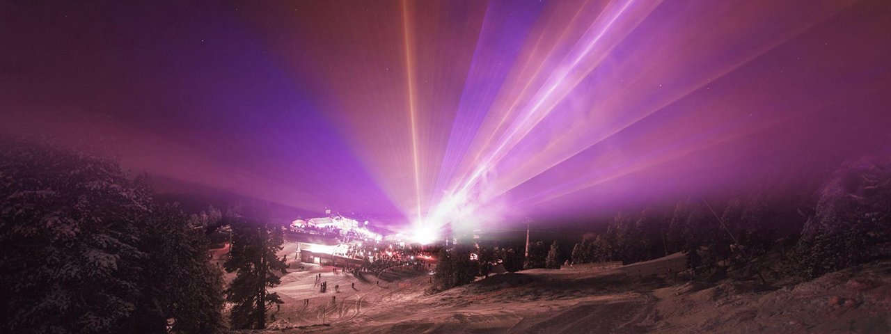 Die Lasershow startet pünktlich um Mitternacht und läutet mit musikalitscher Begleitung das neue Jahr ein, © TVB Ötztal