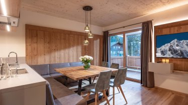 Griena_Naturchalets_Mayrhofen_Kueche_Esstisch