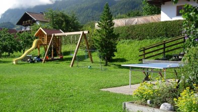 Gartenansicht mit Spielplatz