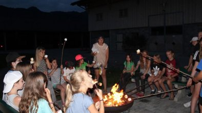 Kinder Lagerfeuer bei Nacht, © Ferienheim Riedhof