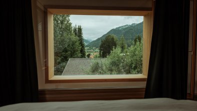 Blick Fenster auf Dorf Aerli-208