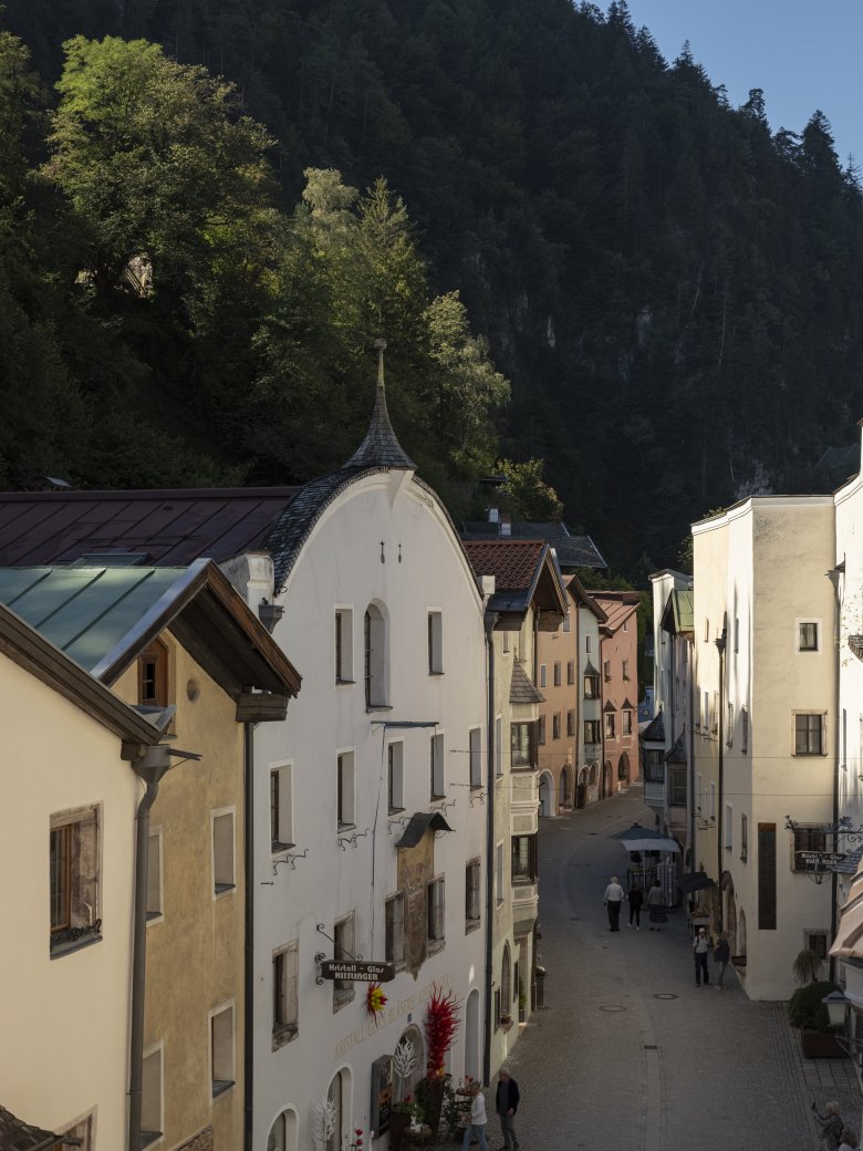 Blick aus dem Fenster des Erzherzog Leopold Zimmers auf die Fu&szlig;g&auml;ngerzone in Rattenberg.