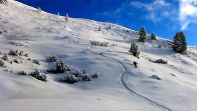 Skitourengeher bei der Abfahrt mit frischen Spuren