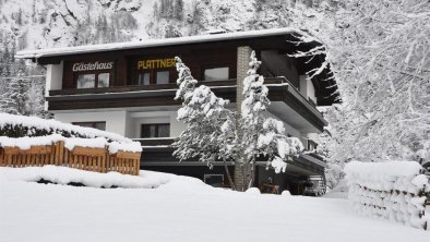 tief verschneit unser Haus im Winter