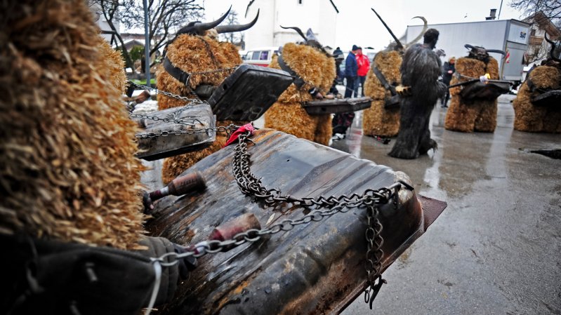 Rhythmische Trommelschläge begleiten den Umzug, © Tirol Werbung/Lea Neuhauser