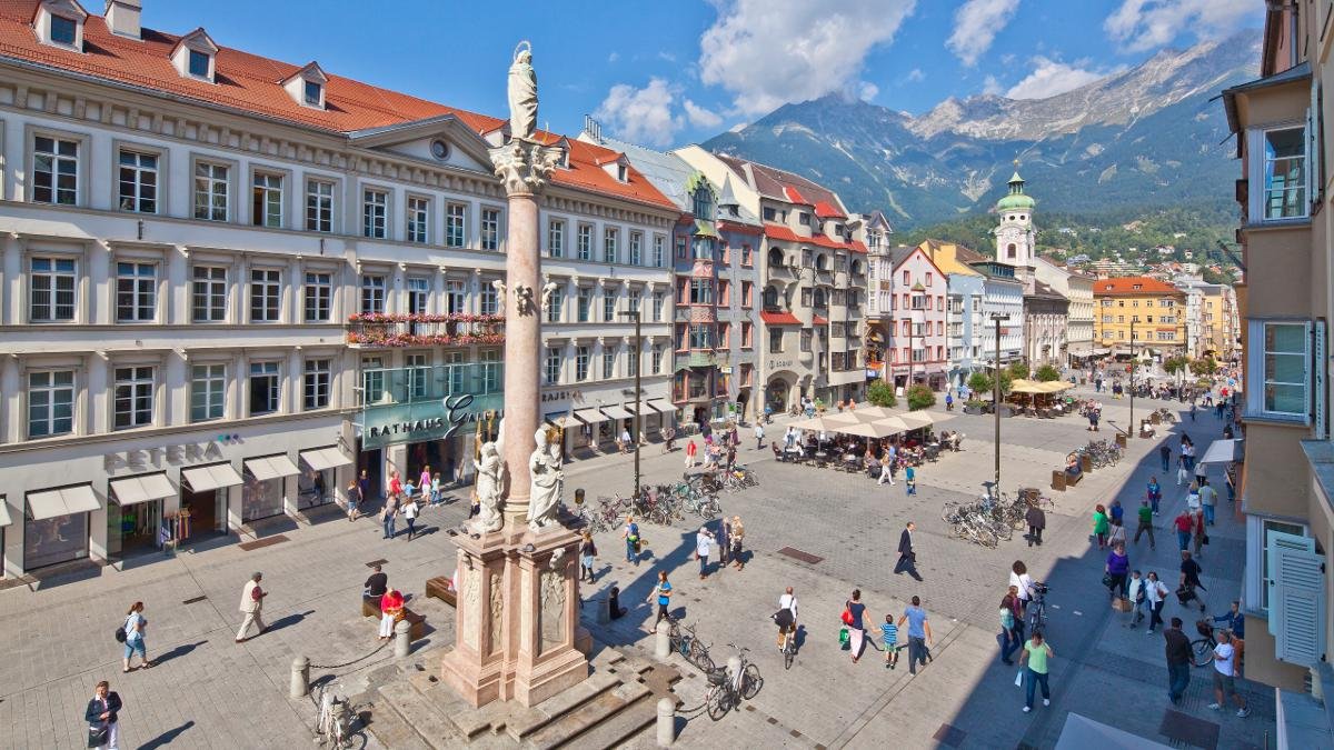 Innsbruck ist groß genug für eine quicklebendige Prachtstraße mit allen dazugehörigen Einkaufs- und Gastronomiemöglichkeiten. Und klein genug dafür, dass man als Einheimischer in der Maria-Theresien-Straße zu jeder Tageszeit Bekannte trifft., © Innsbruck Tourismus