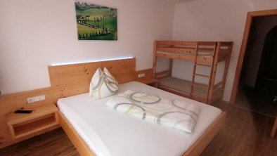 Schlafzimmer mit Hochbett für 2 bis 4 Personen