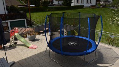 Unsere Gästeterrasse mit Spielmöglichkeiten