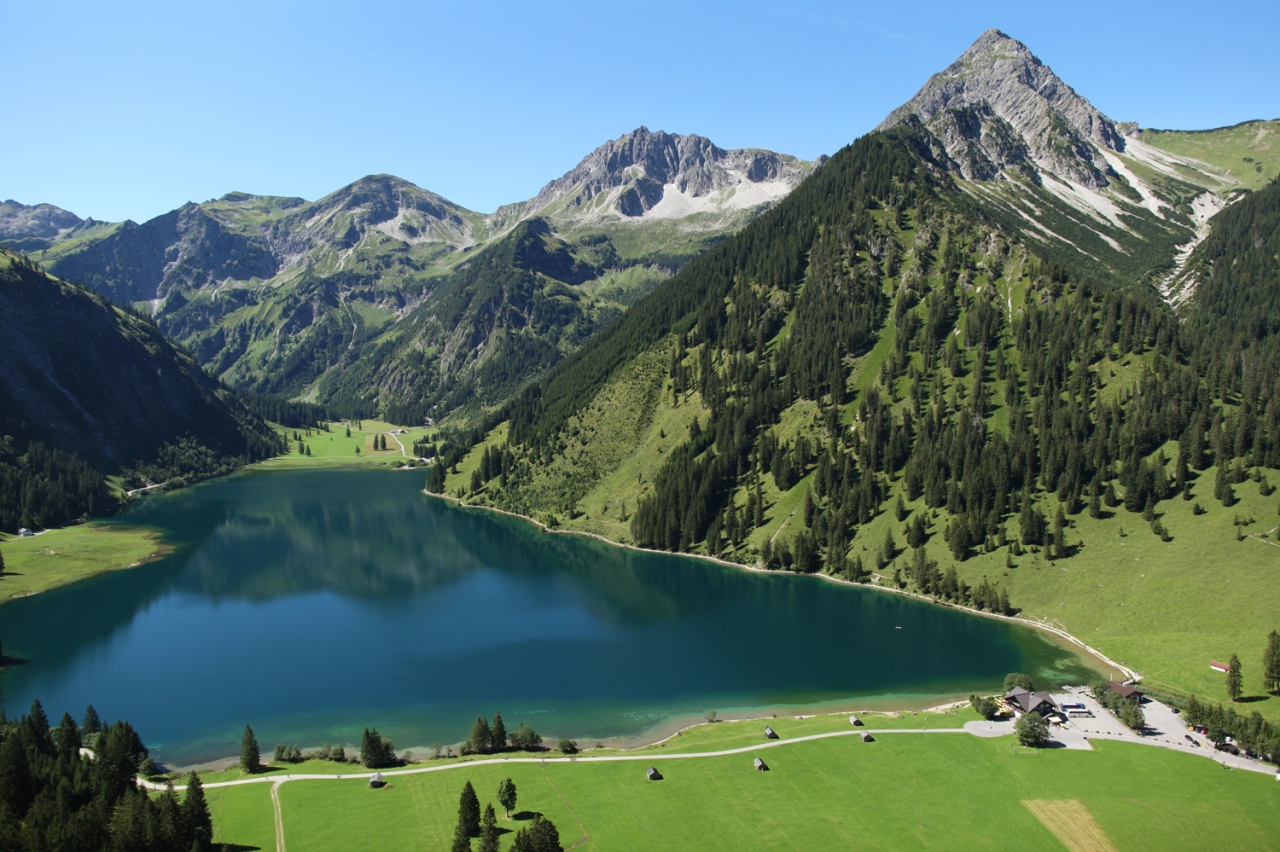 Schwimmen im Naturbadesee Vilsalpsee Tirol 